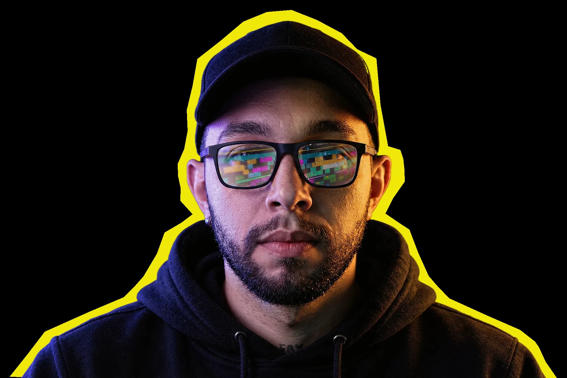 Thiago Ferreira de boné e óculos, com uma timeline de edição refletida nas lentes